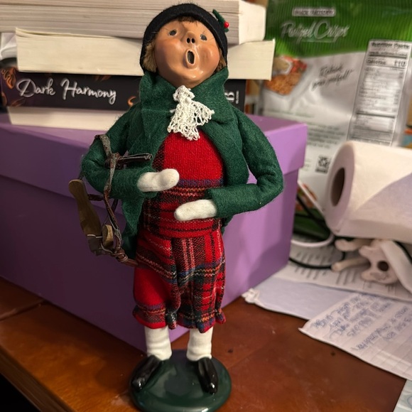 The Carolers by Byers’ Choice Ltd  Man with skates  vintage 1989 - Picture 1 of 3